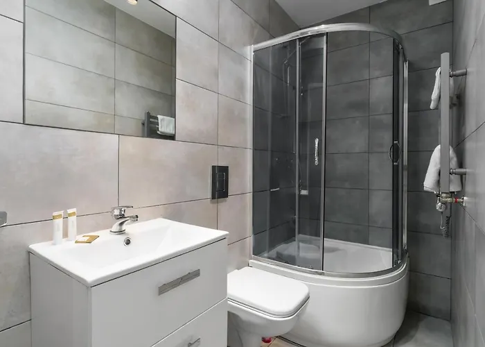 Pod Herkulesami By Renters דירה פוזנן